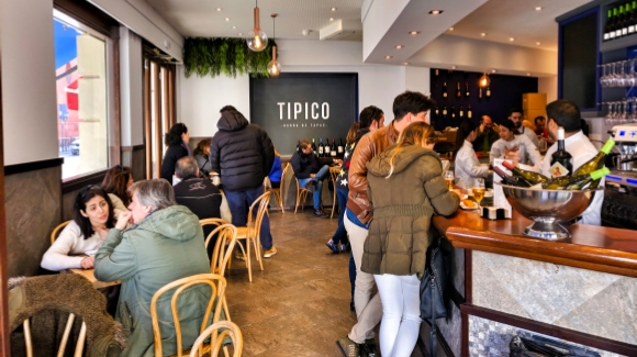 Ambiente en la barra de Bar Típico con clientes de pie