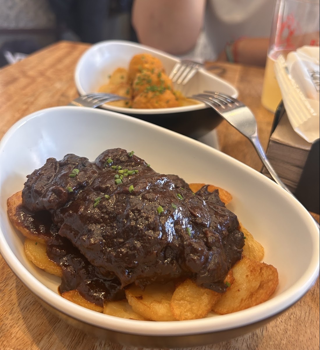Carne guisada con patatas fritas en cuenco blanco