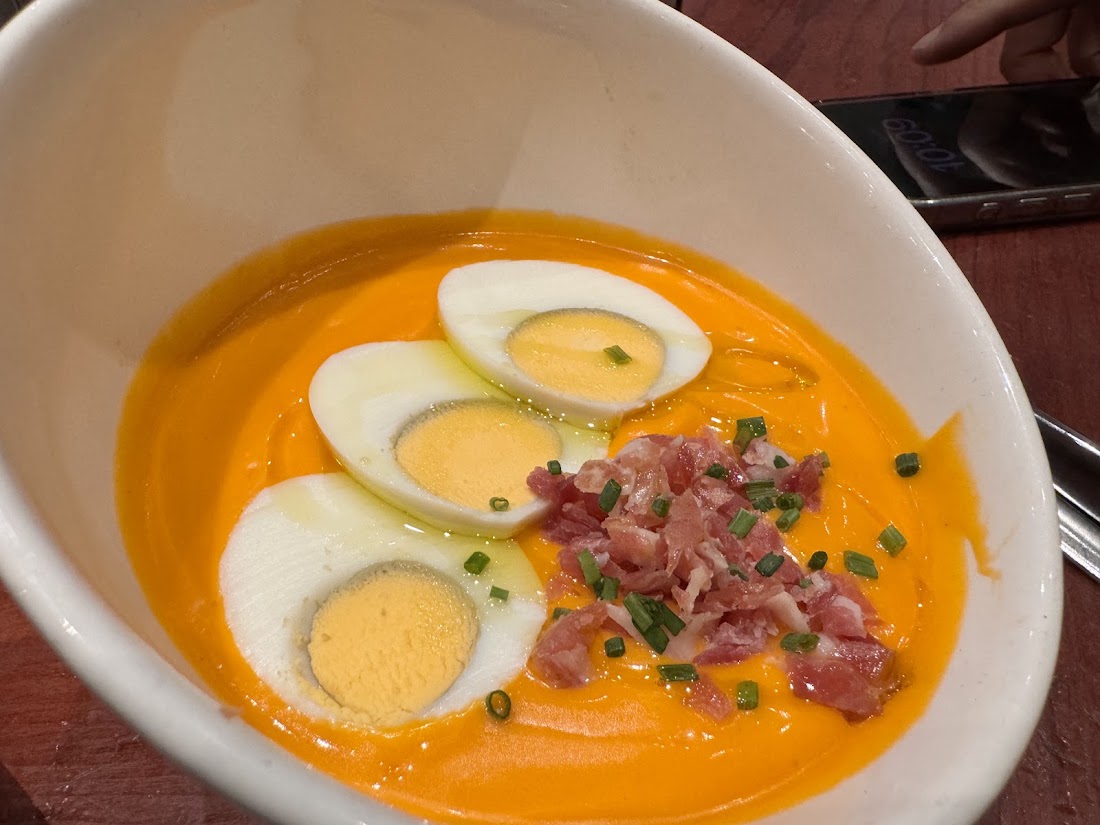 Salmorejo con huevo y jamón picado
