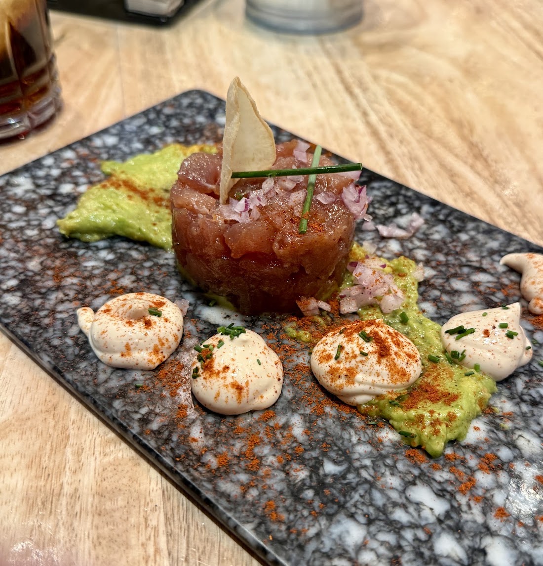 Tartar de atún con aguacate sobre pizarra